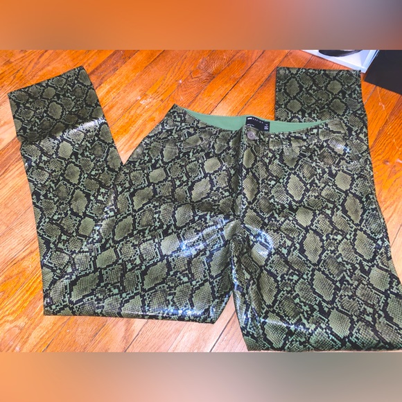 Snake Print Pants💚🖤 - Picture 4 of 4